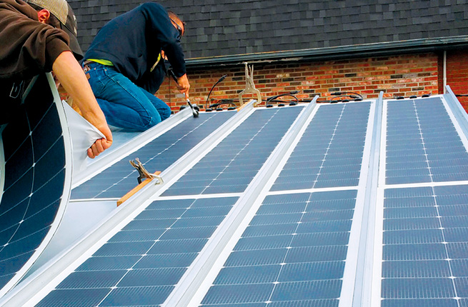 Paneles solares en techo de cubierta metalica
