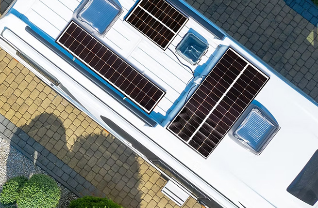 Vehículos recreativos y terrestres con paneles solares
